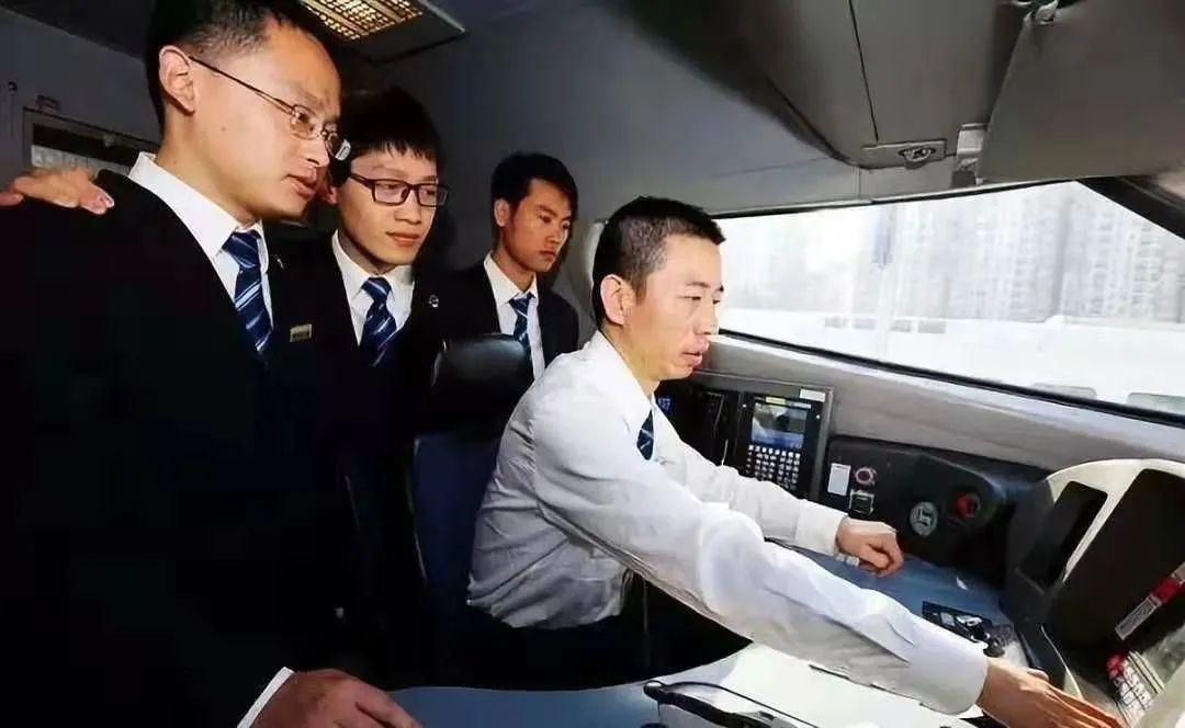 關(guān)于電車癡漢動漫無修版的視覺震撼與心靈沖擊探討