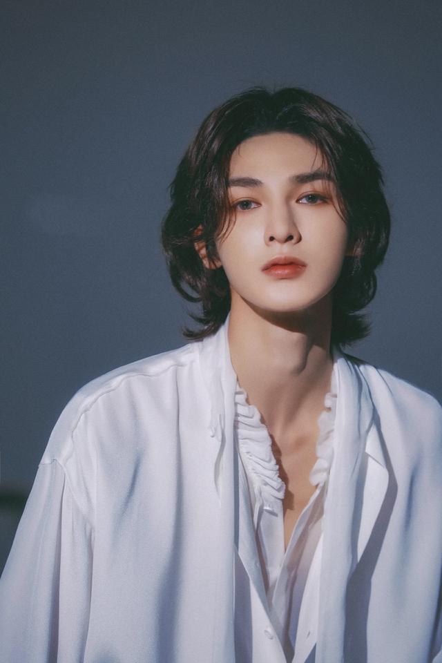 長頭發(fā)男明星與小巷秘密發(fā)藝小店的獨特故事